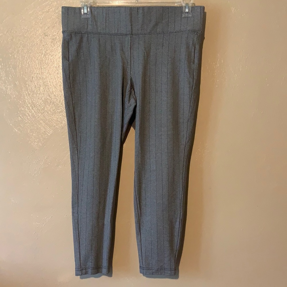 #23 Torrid size 1X black striped stretchy Capris